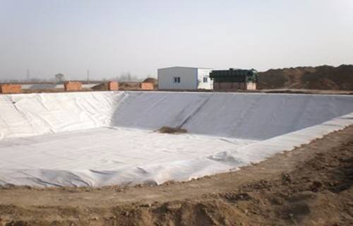 人工湖在施工过程中防水土工布使用哪种可以有效防渗1.jpg